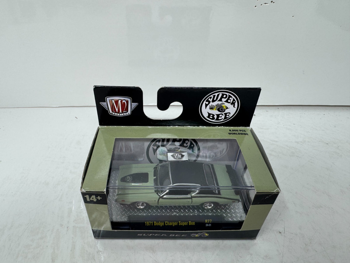 M2 Machines 1971 Dodge Charger Super Bee 1:64 Diecast
