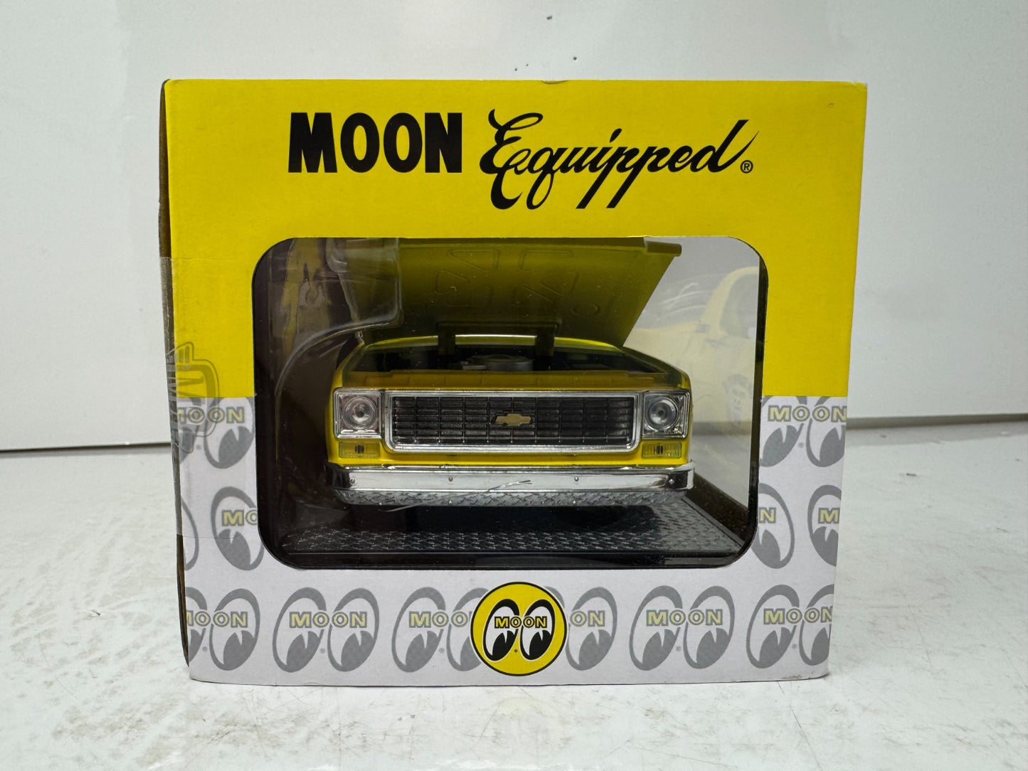 M2 Machines 1973 Chevrolet Cheyenne 10 Moon Eyes Pickup 1:24 Diecast