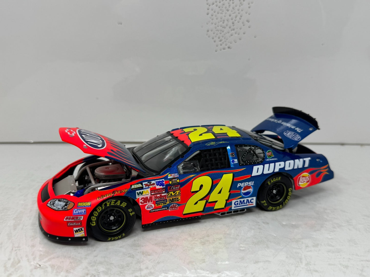 Action Nascar #24 Jeff Gordon DuPont NEXTEL Inaugural Season 2004 1:24 Diecast