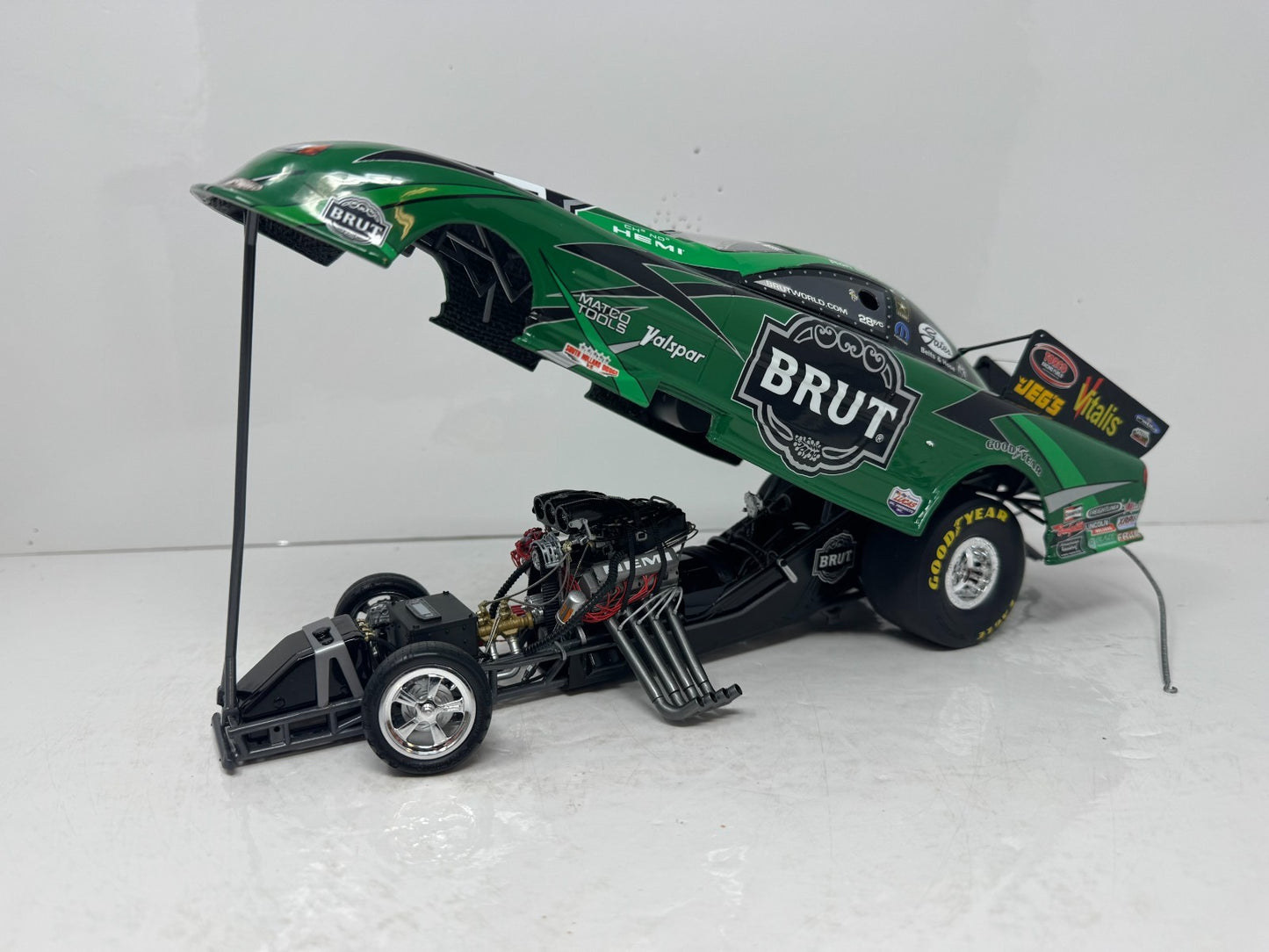 Milestone Ron Capps NHRA Brut 2005 Dodge Stratus Funny Car 1:16 Scale