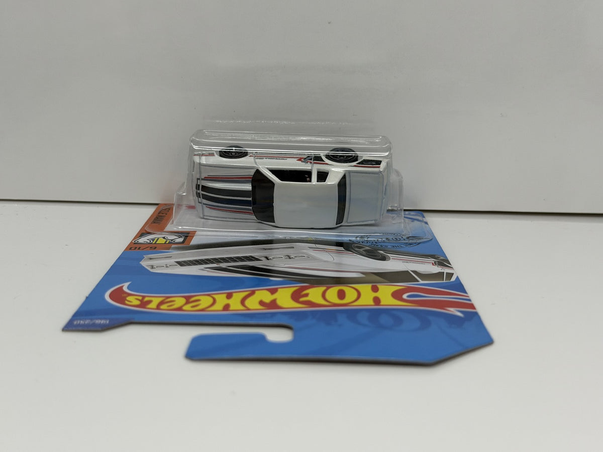 Hot Wheels Muscle Mania 1986 Chevrolet Monte Carlo SS 1:64 Diecast White