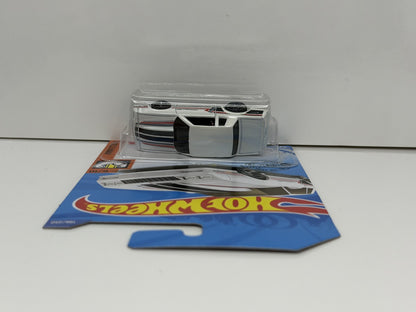 Hot Wheels Muscle Mania 1986 Chevrolet Monte Carlo SS 1:64 Diecast White