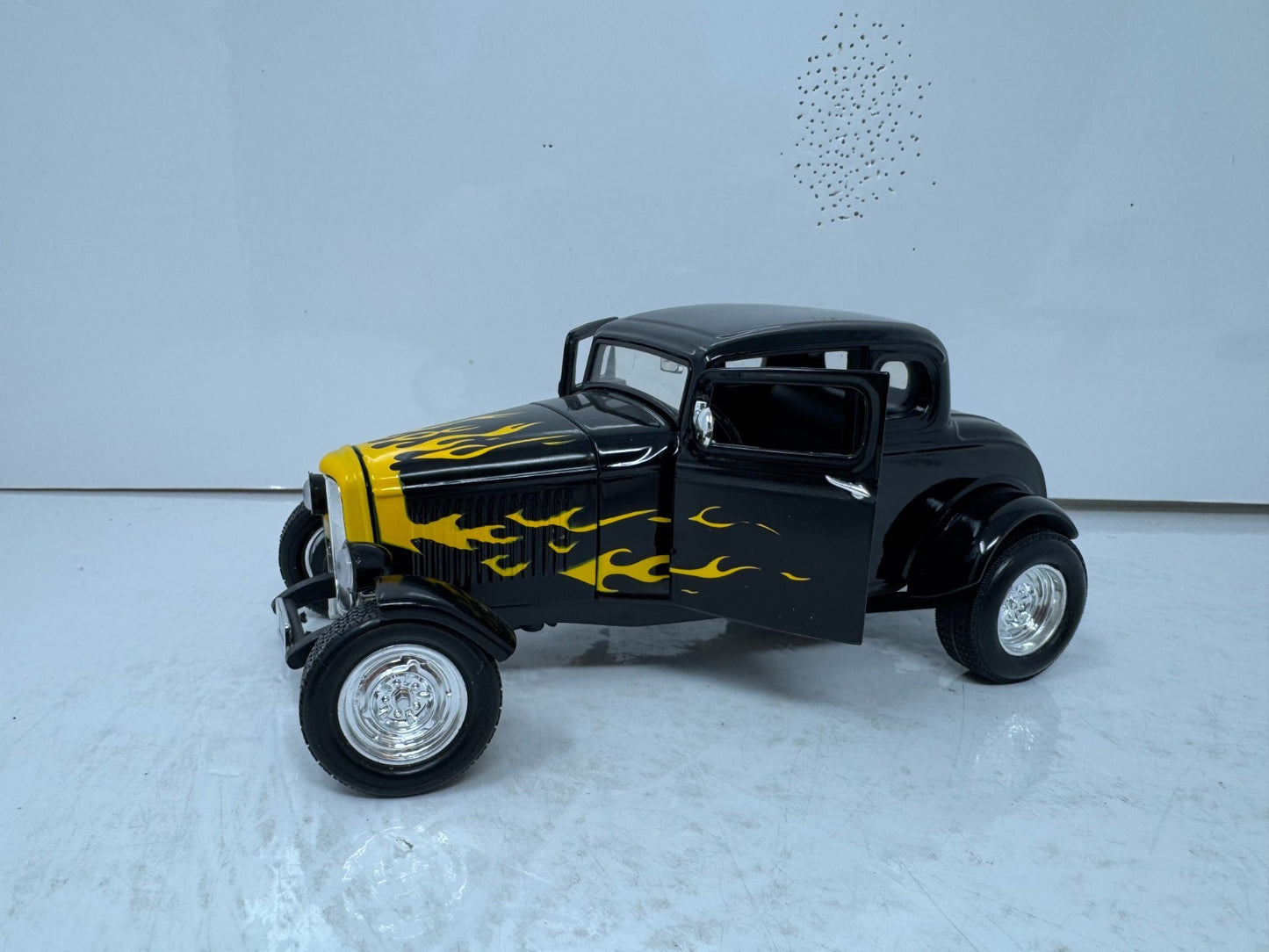 Motormax 1932 Ford Coupe Hot Rod Black w/ Flames 1:18 Diecast Car