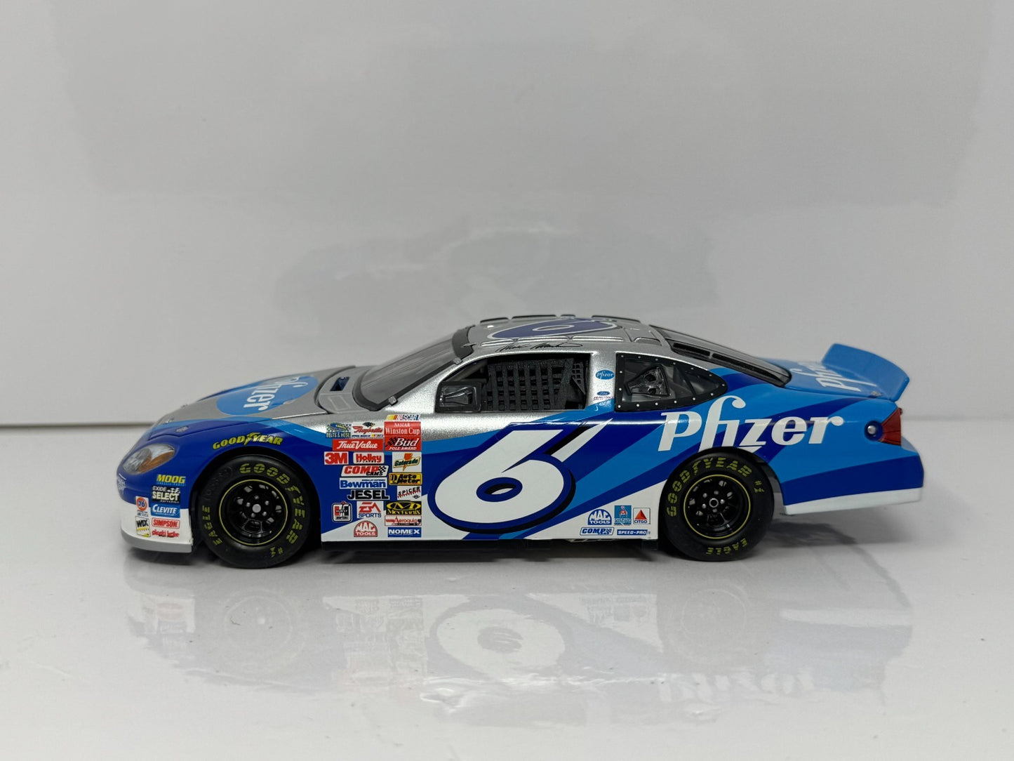 Team Caliber NASCAR Mark Martin #6 Pfizer 2001 Ford Taurus 1:24 Diecast
