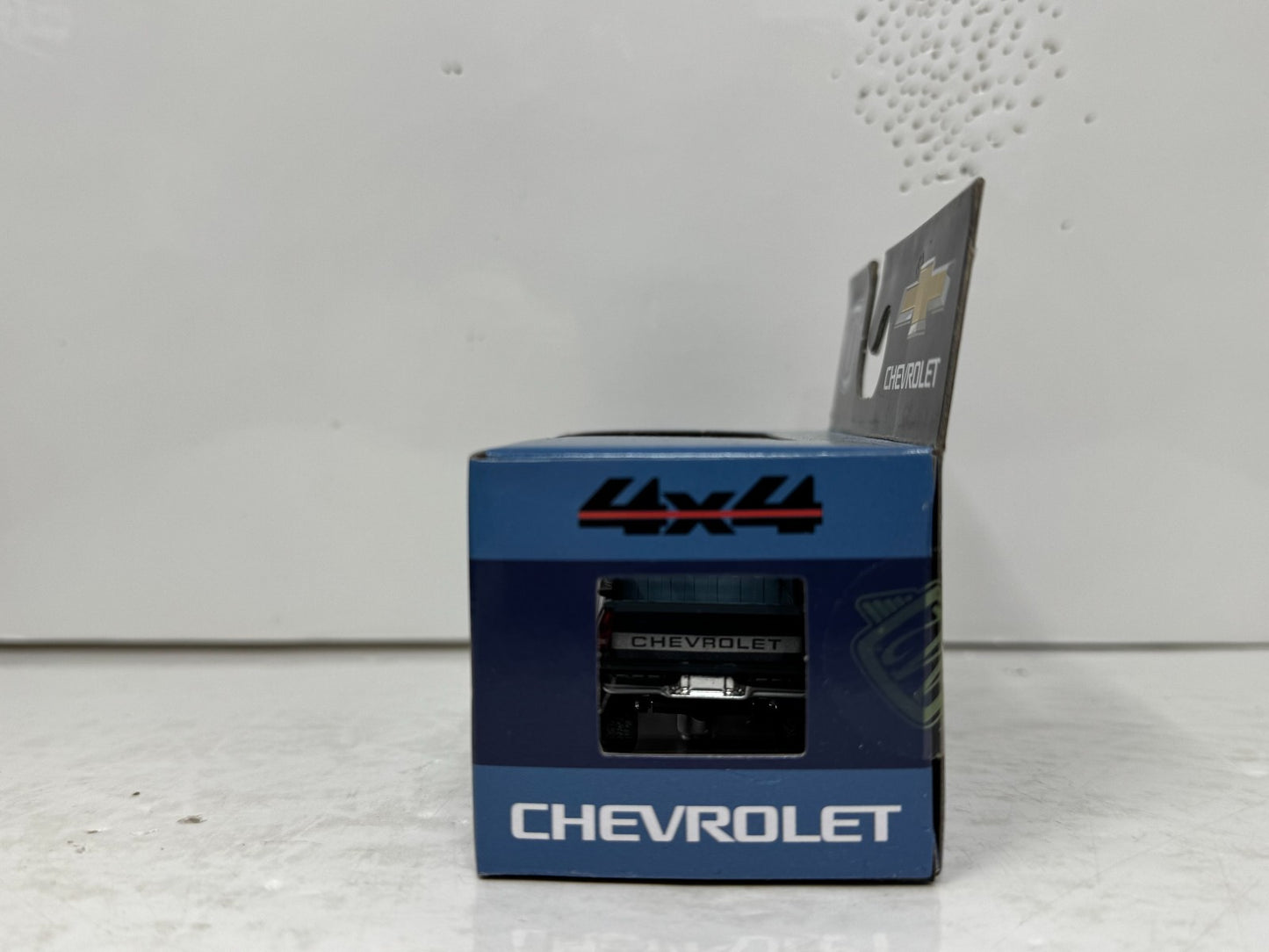 M2 Machines 1993 Chevrolet Silverado 1500 4x4 1:64 Diecast