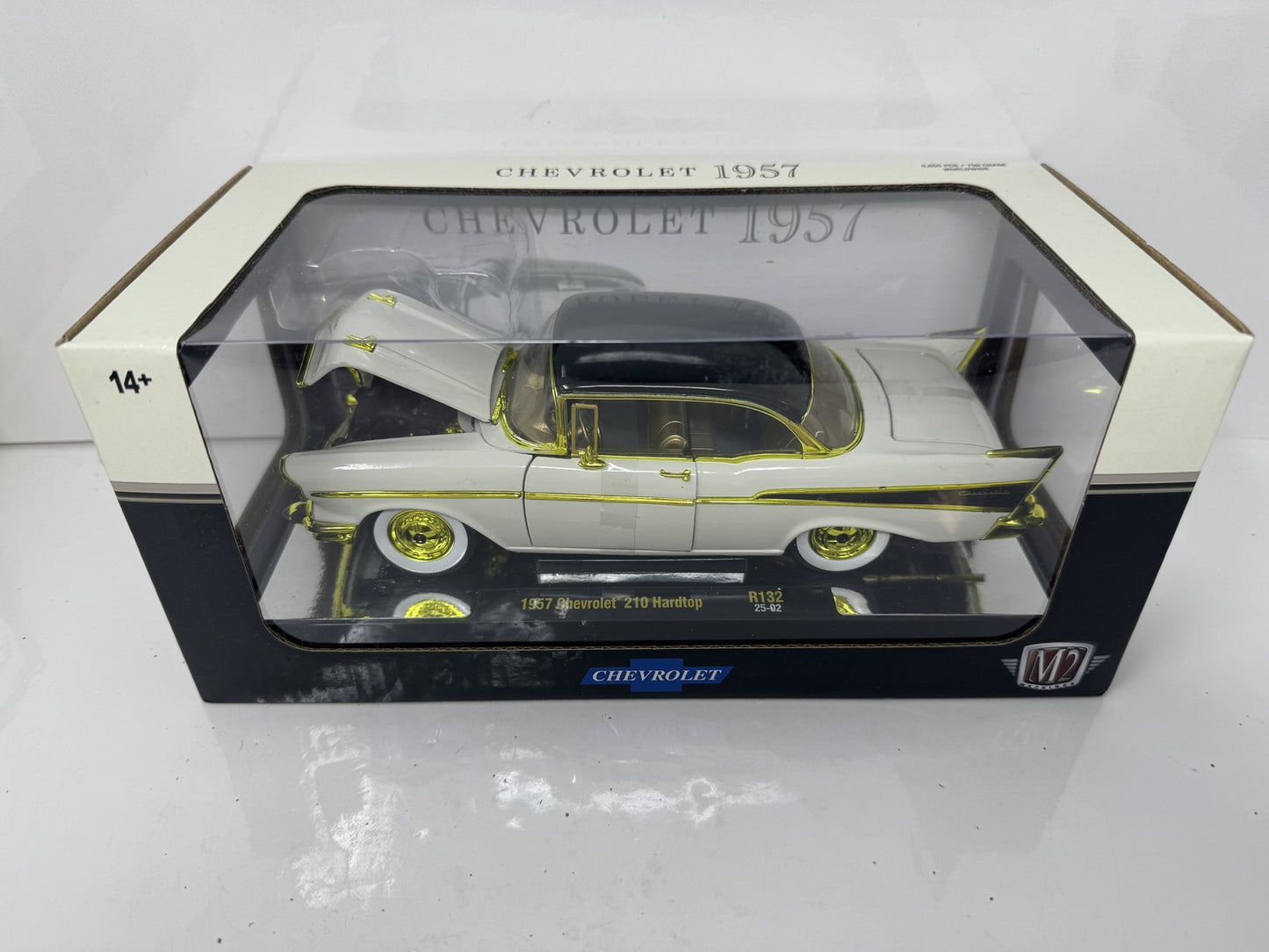 M2 Machines Chevrolet 1957 Chevrolet 210 Hardtop CHASE 1:24 Diecast