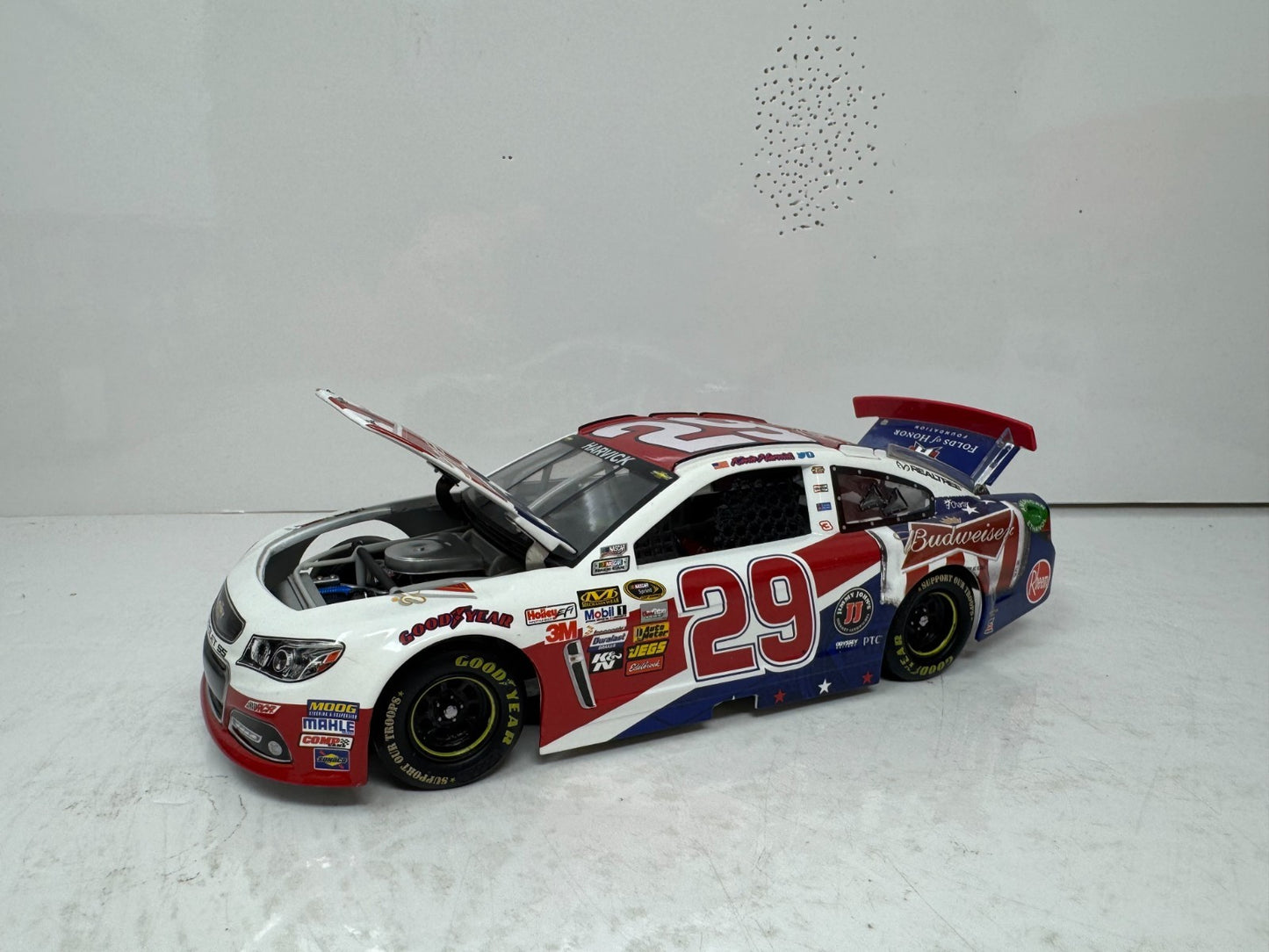 Lionel Nascar #29 Kevin Harvick Budweiser Salutes 2013 Chevy SS 124 Diecast