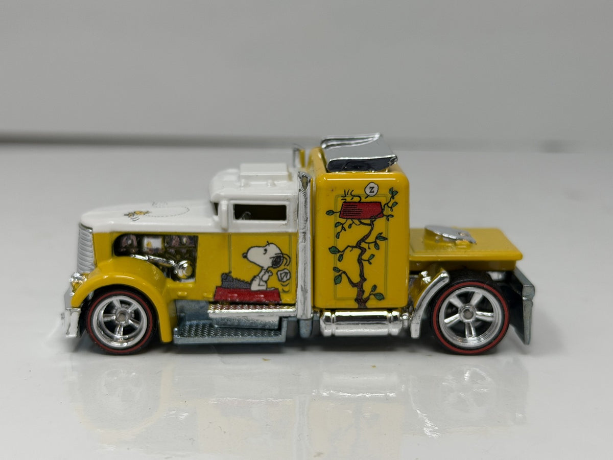 Hot Wheels Peanuts Snoopy Convoy Custom 1:64 Diecast Real Riders