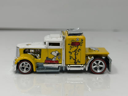Hot Wheels Peanuts Snoopy Convoy Custom 1:64 Diecast Real Riders