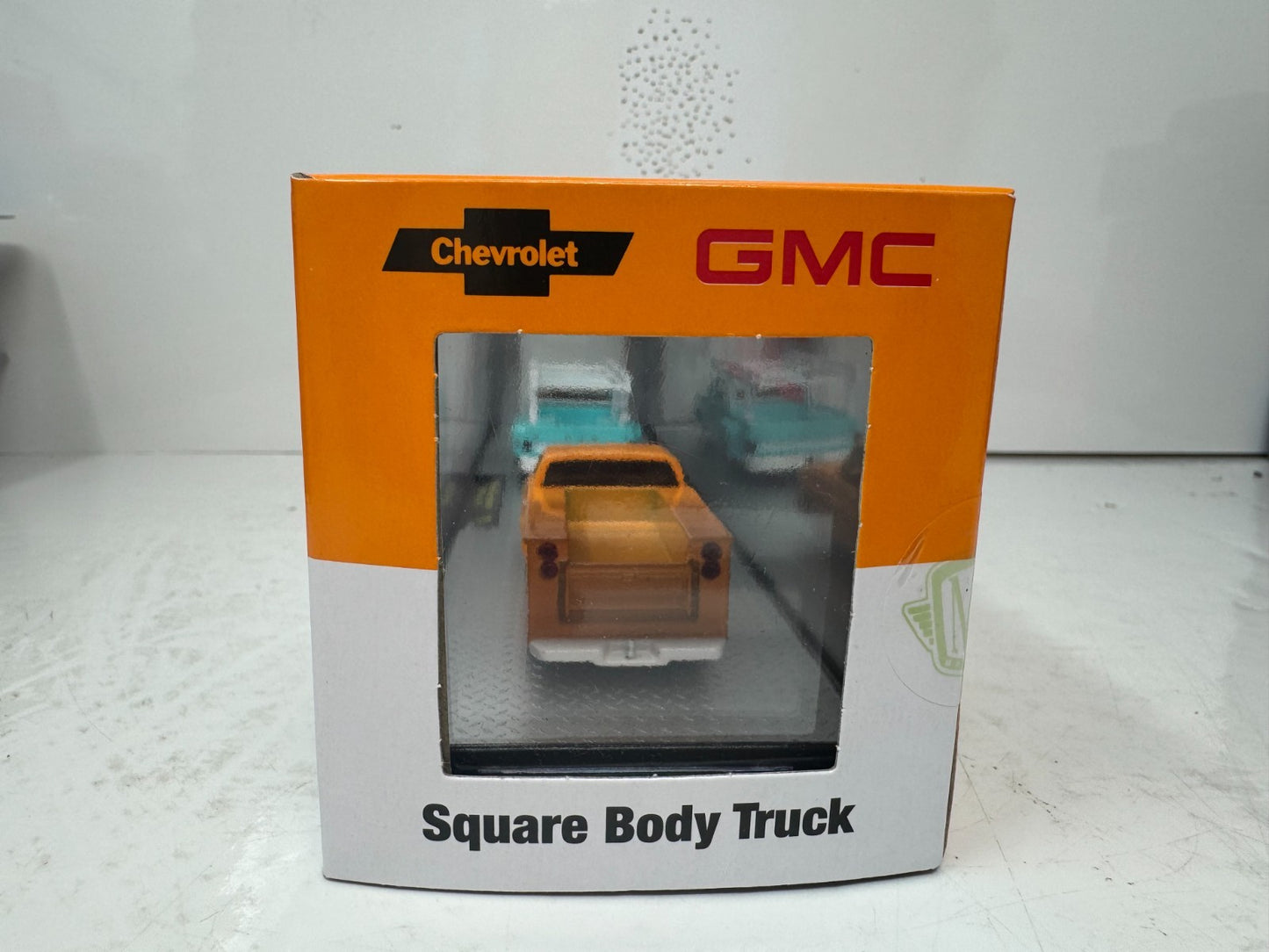 M2 Machines Auto Haulers 1973 Chevrolet Cheyenne Super & GMC Sierra 1:64 Diecast