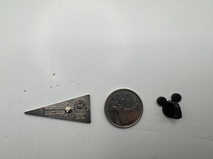 WDW Walt Disney Red World Pennant Hidden Mickey Trading Pin DC2S11