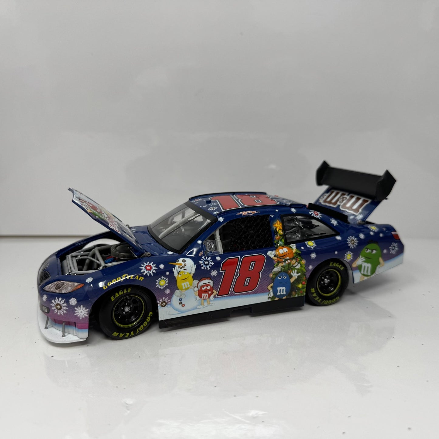Action NASCAR #18 Kyle Busch M&M's Holiday 2008 Camry 1:24 Diecast SERIAL #118