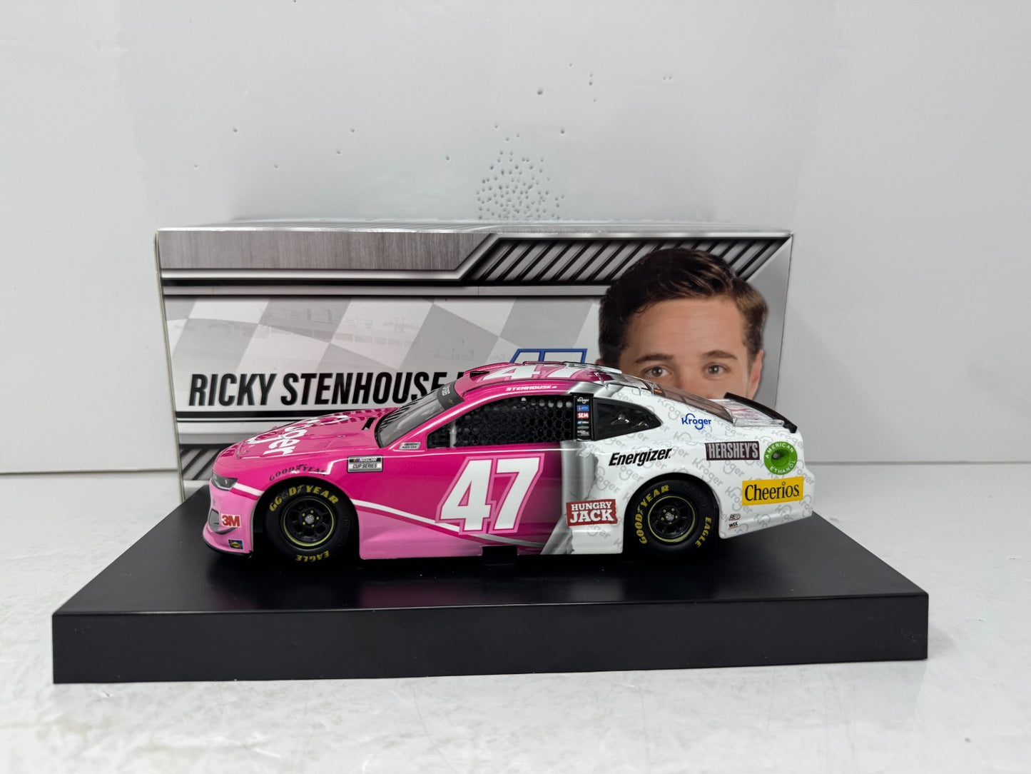 Lionel NASCAR #47 Ricky Stenhouse Jr Kroger Pink Camaro ZL1 1:24 Diecast