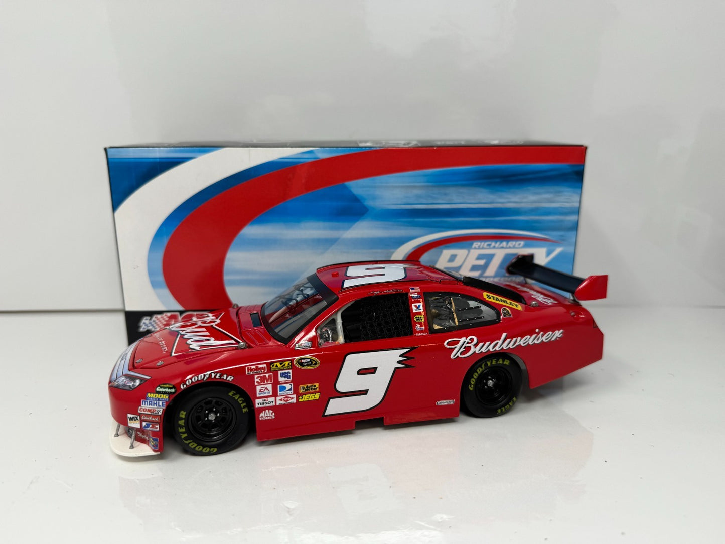 Action NASCAR Kasey Kahne #9 Budweiser 2010 Ford Fusion 1:24 Diecast