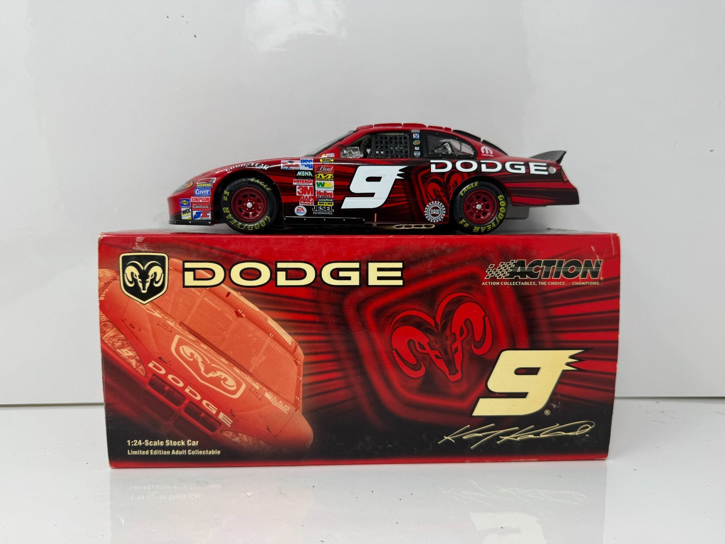 Action NASCAR Kasey Kahne #9 Dodge Dealers 2004 Dodge Intrepid BANK 1:24 Diecast