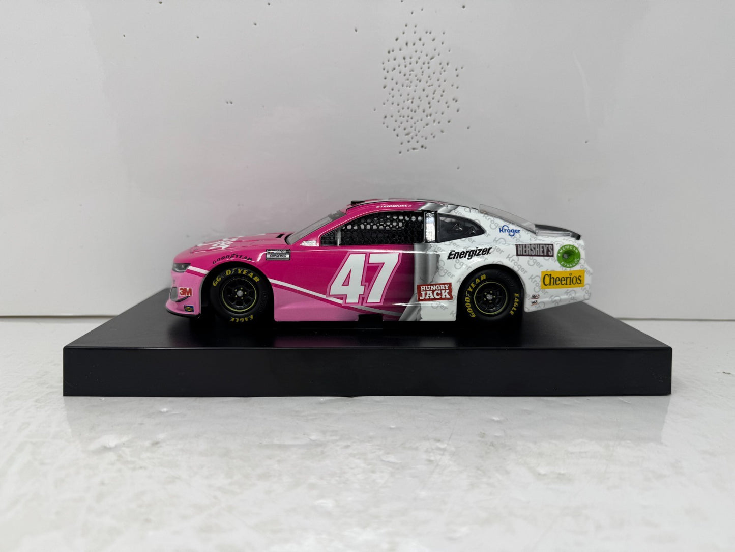 Lionel NASCAR #47 Ricky Stenhouse Jr Kroger Pink Camaro ZL1 1:24 Diecast