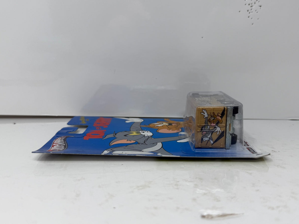 Hot Wheels Tom and Jerry Hiway Hauler 1:64 Diecast Real Riders