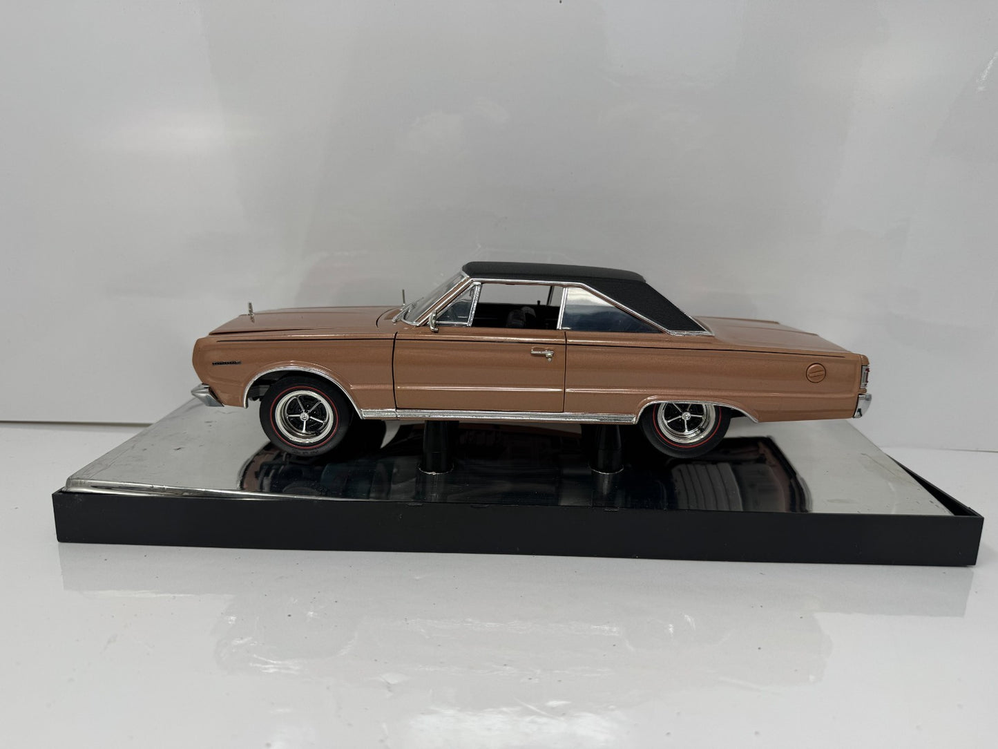 Highway 61 Collectibles 1967 Plymouth Belvedere II 1:18 Diecast