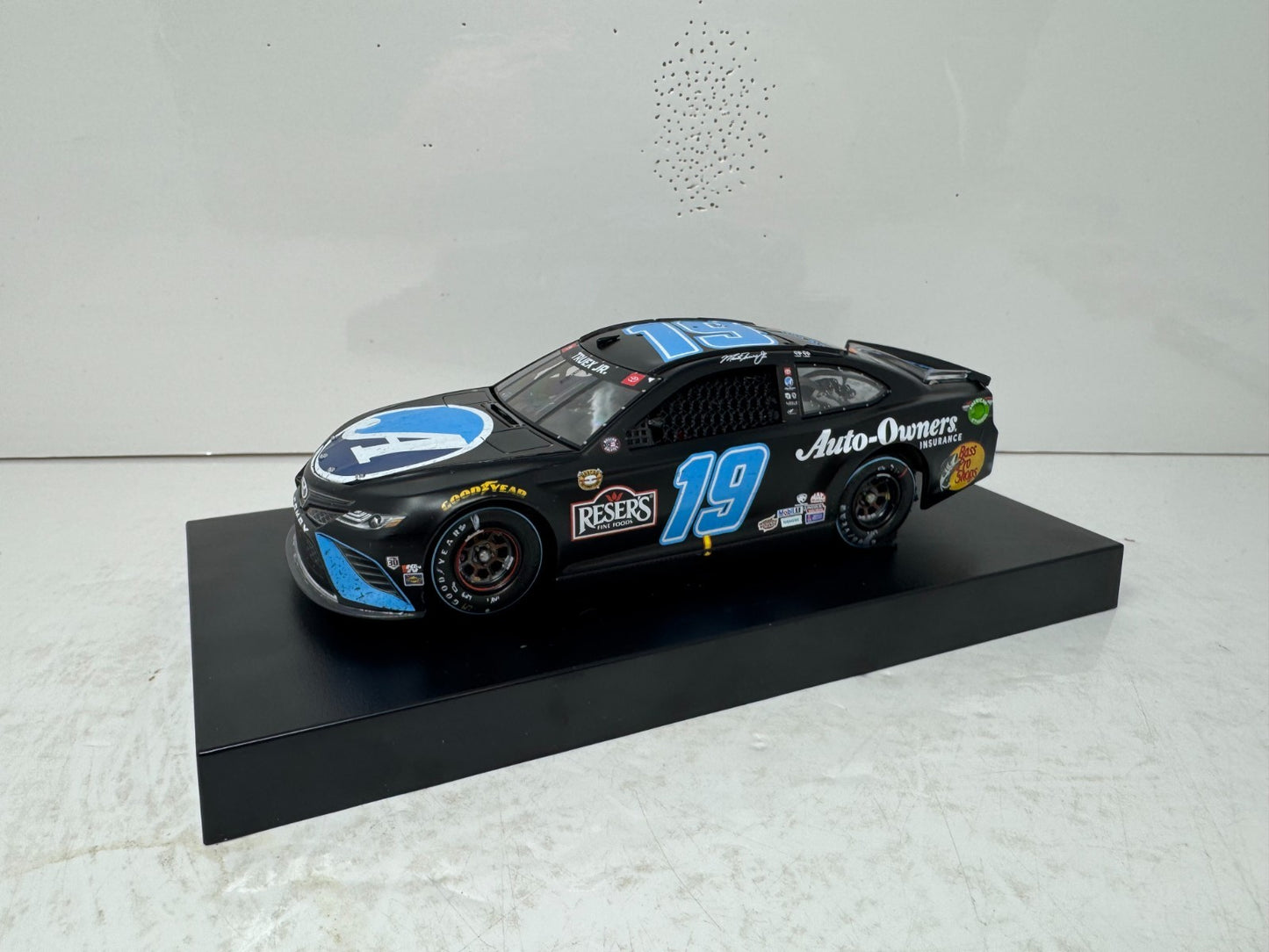 Lionel NASCAR RCCA Elite #19 Martin Truex Jr Darlington Win Camry 1:24 Diecast