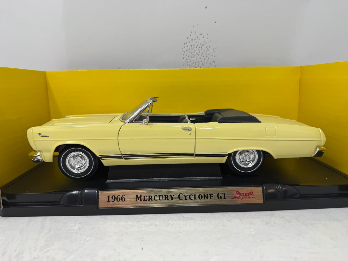 Yat Ming Road Signature 1966 Mercury Cyclone GT Convertible 1:18 Diecast
