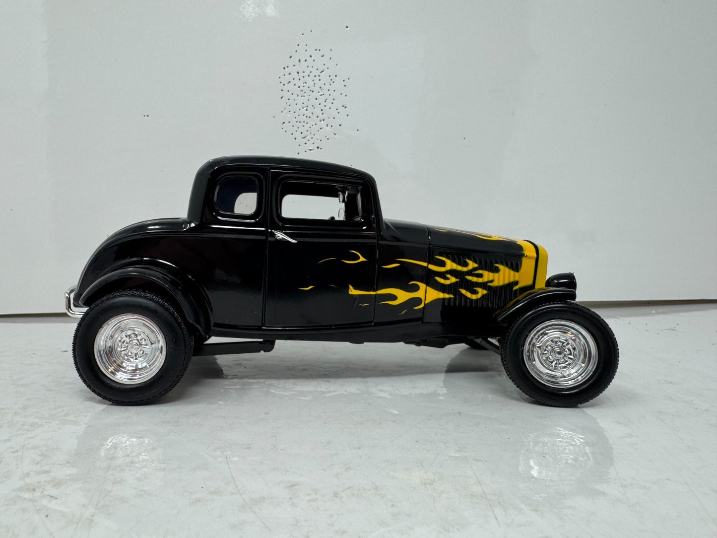 Motormax 1932 Ford Coupe Hot Rod Black w/ Flames 1:18 Diecast Car
