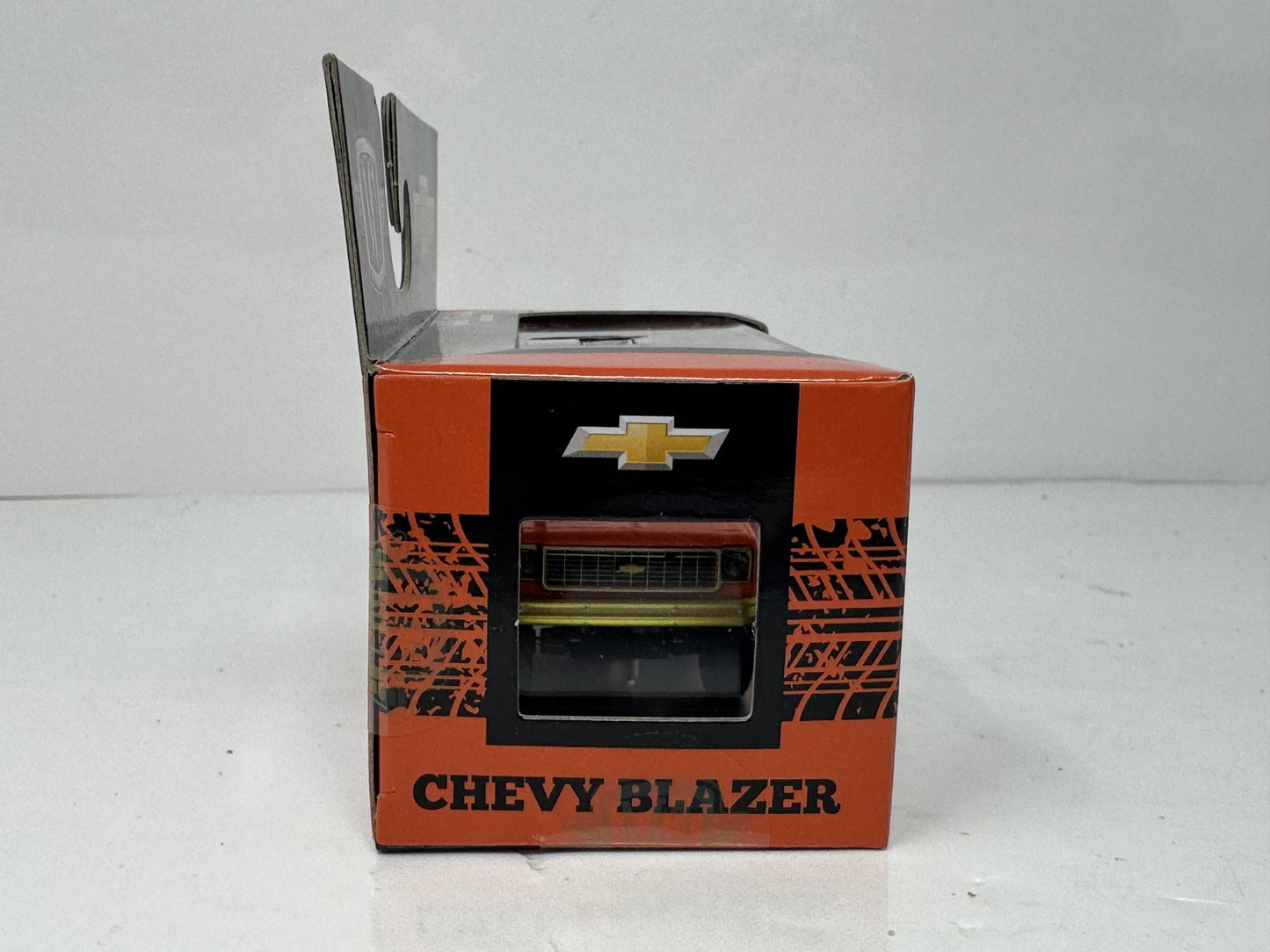 M2 Machines Chevrolet 1974 Chevy K5 Blazer Chase 1:64 Diecast