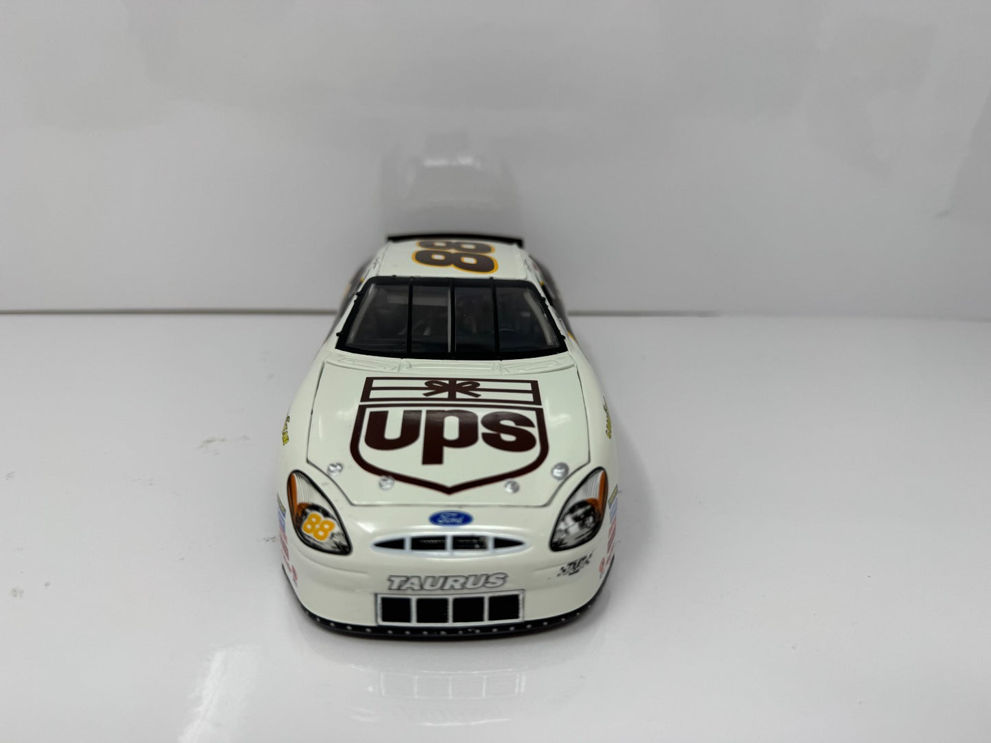 Action NASCAR Dale Jarrett #88 UPS 2001 Ford Taurus 1:24 Diecast