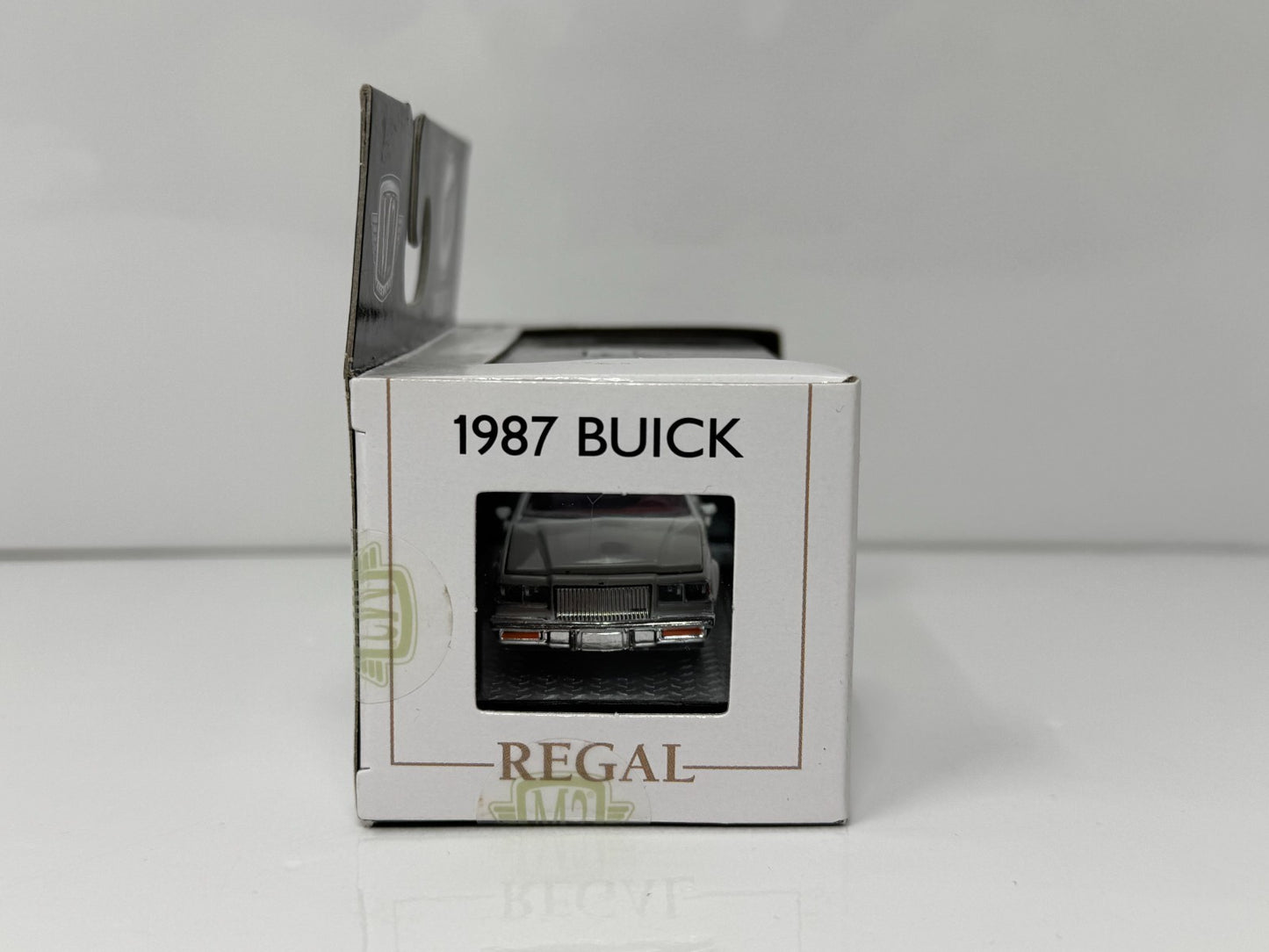 M2 Machines Buick 1987 Buick Regal Limited 1:64 Diecast White