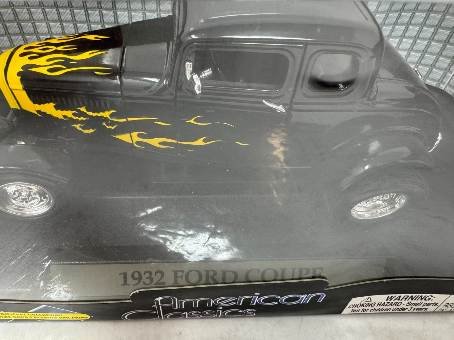 Motormax 1932 Ford Coupe Hot Rod Black w/ Flames 1:18 Diecast Car