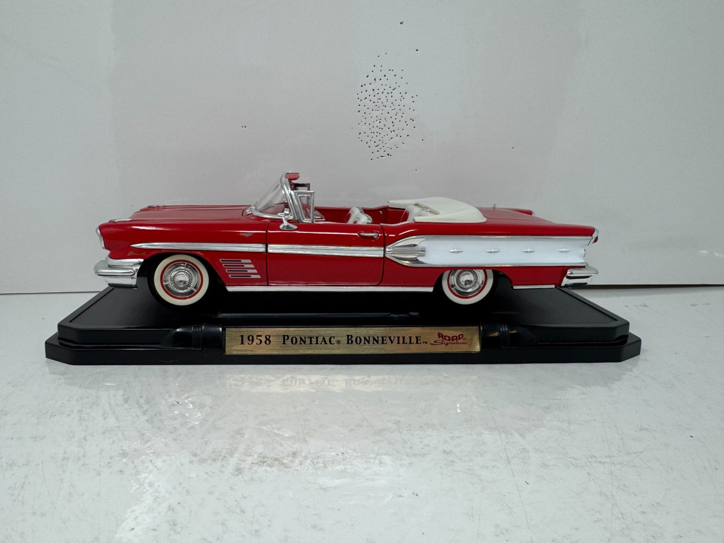 Road Signature 1958 Pontiac Bonneville Convertible 1:18 Diecast