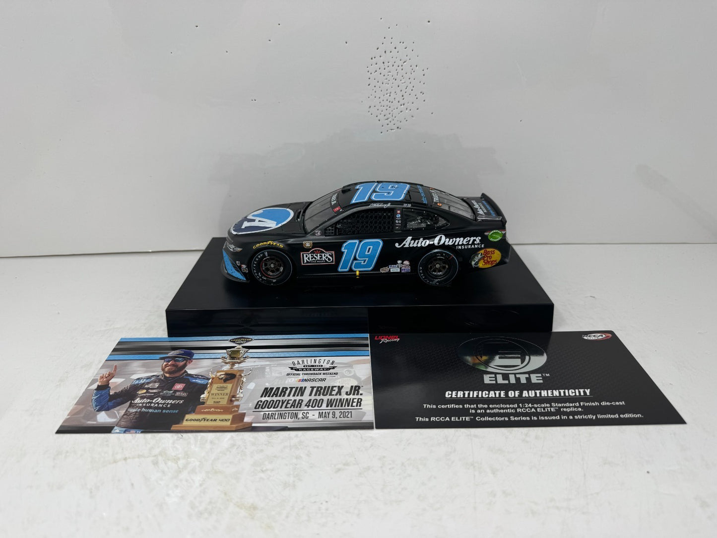 Lionel NASCAR RCCA Elite #19 Martin Truex Jr Darlington Win Camry 1:24 Diecast