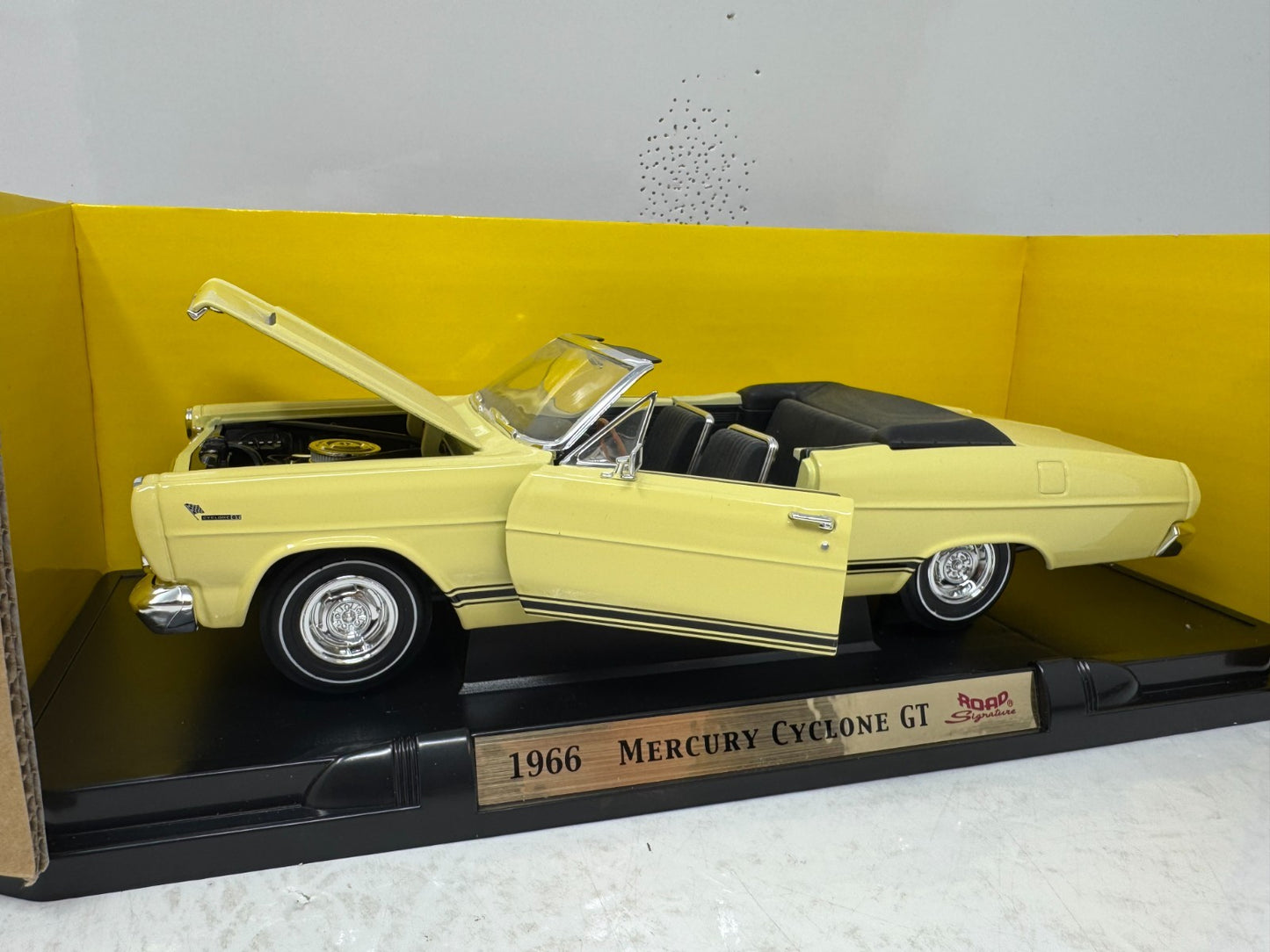 Yat Ming Road Signature 1966 Mercury Cyclone GT Convertible 1:18 Diecast