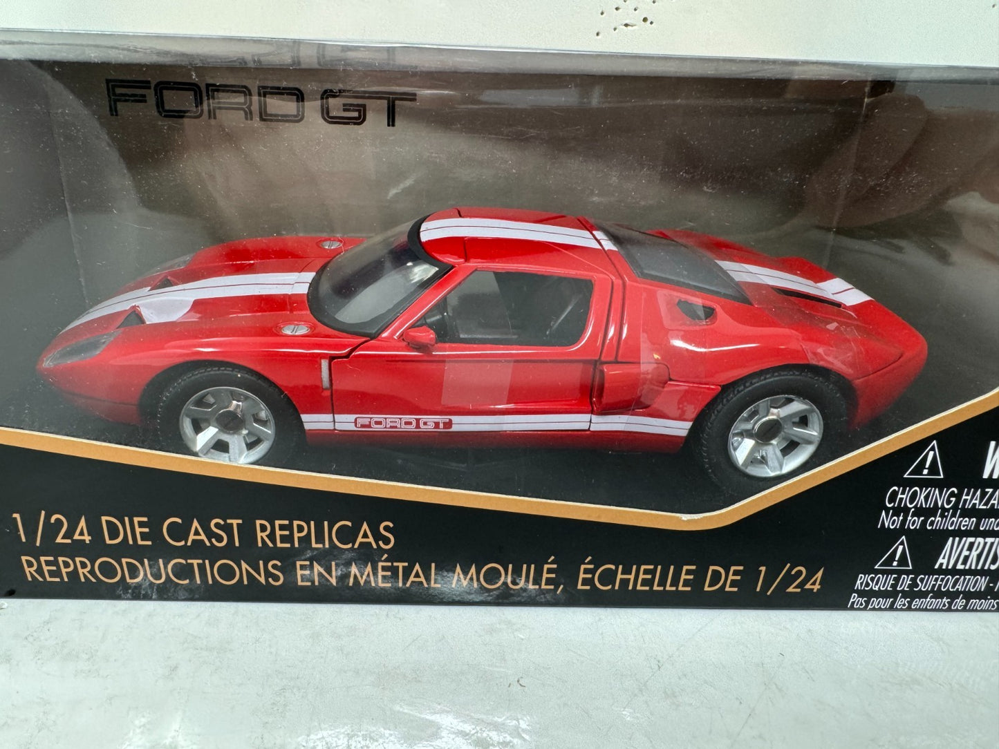 Motormax Ford GT 1:24 Diecast Red with White Stripes