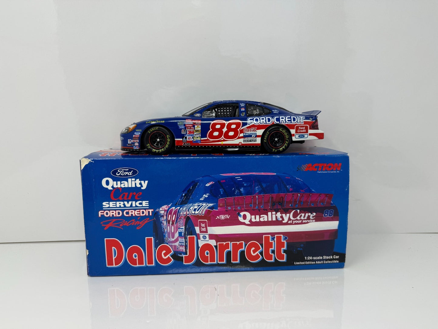Action NASCAR Dale Jarrett #88 Quality Care 2000 Ford Taurus 1:24 Diecast