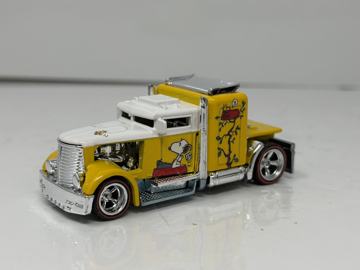 Hot Wheels Peanuts Snoopy Convoy Custom 1:64 Diecast Real Riders