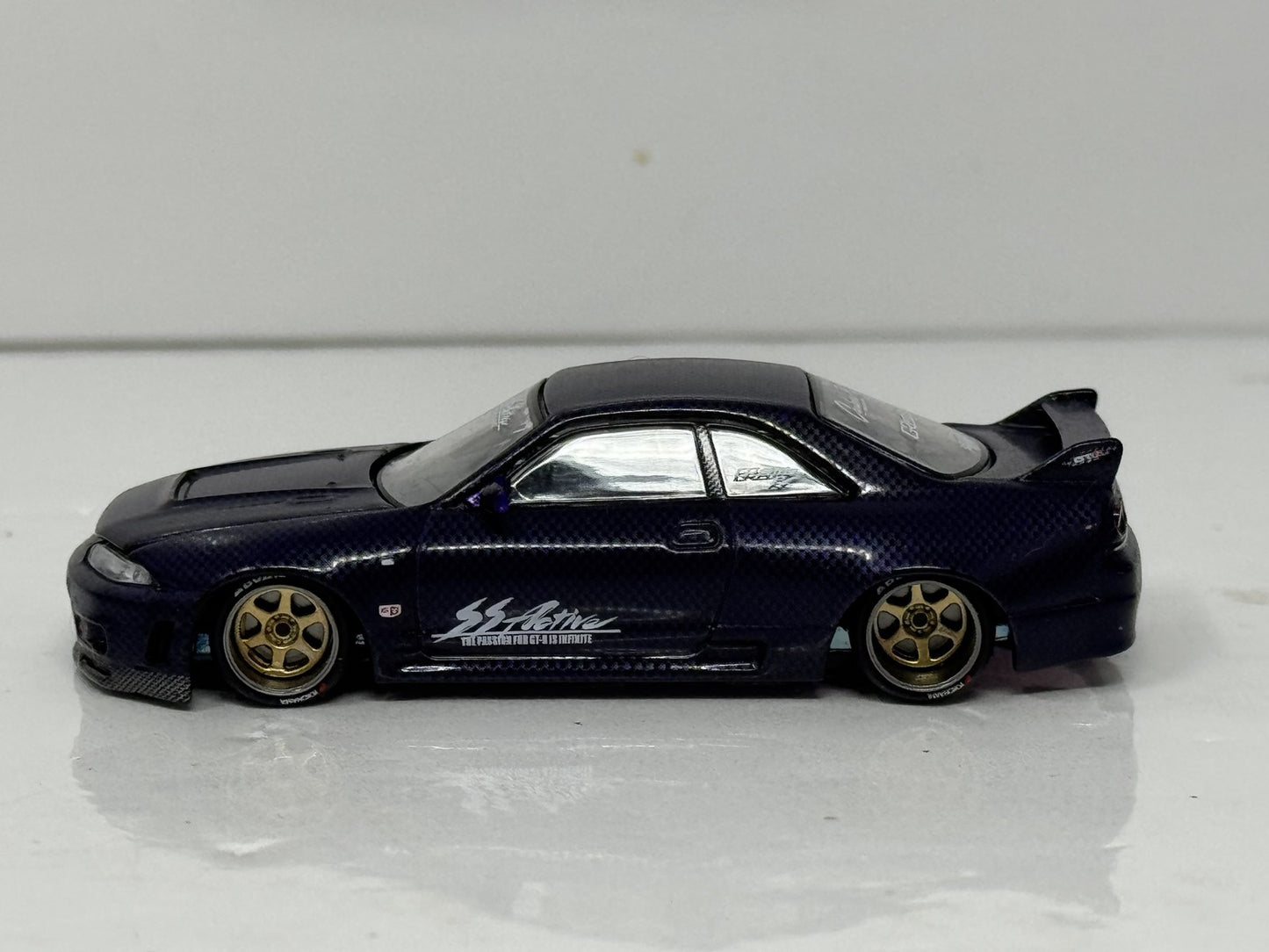 Kaido House MINI GT Nissan Skyline GT-R (R33) Active Carbon R V2 1:64 Diecast