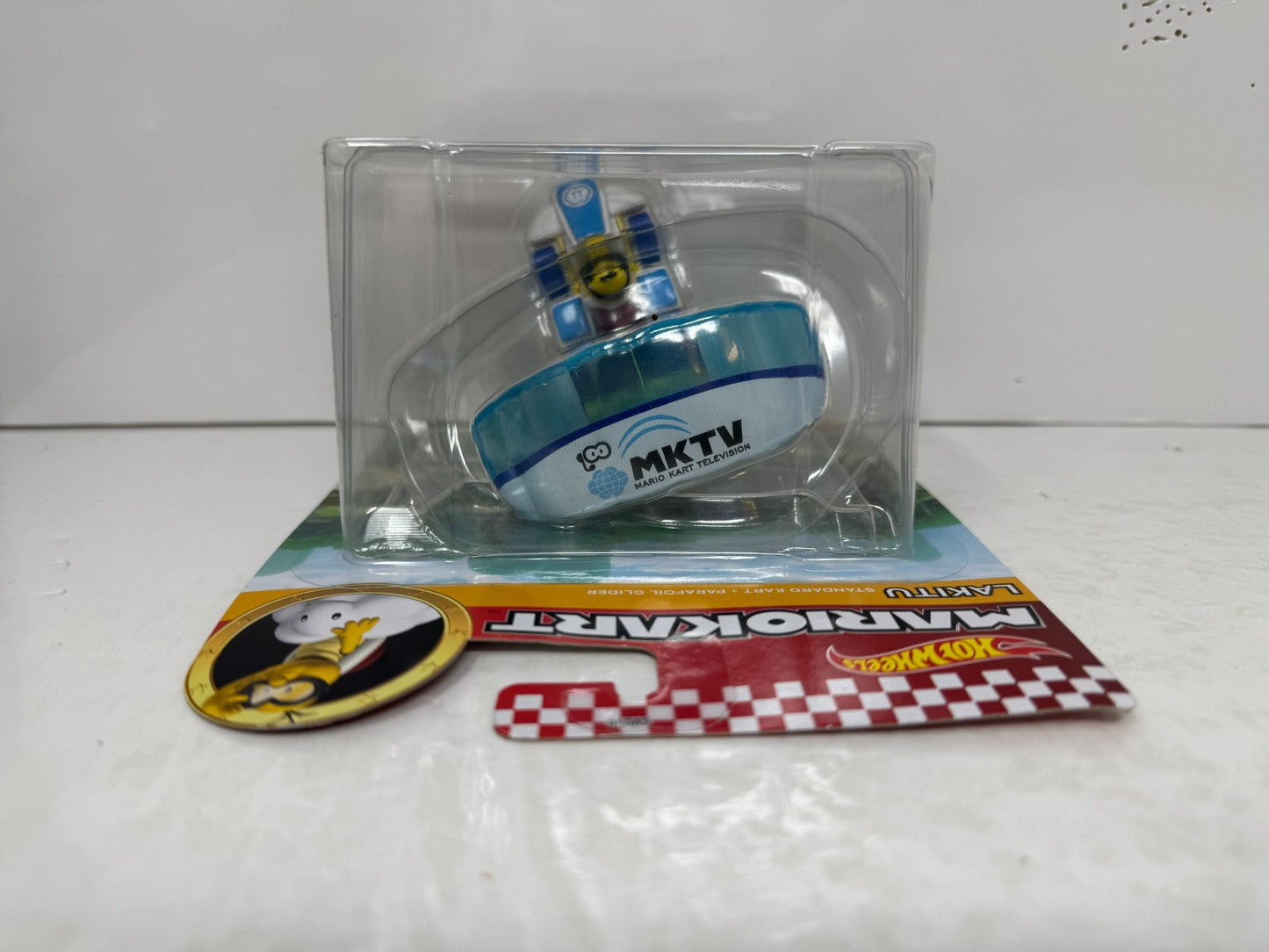 Hot Wheels Mario Kart Lakitu Standard Kart + Parafoil Glider 1:64 Diecast