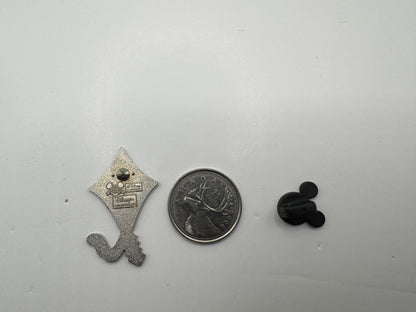 DLR Disney Daisy Duck Kites Cast Lanyard Series Trading Pin DC2S10
