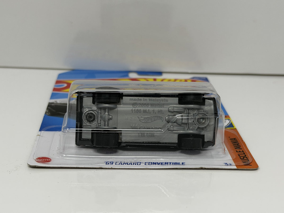 Hot Wheels Muscle Mania 1969 Chevrolet Camaro Convertible 1:64 Diecast Black