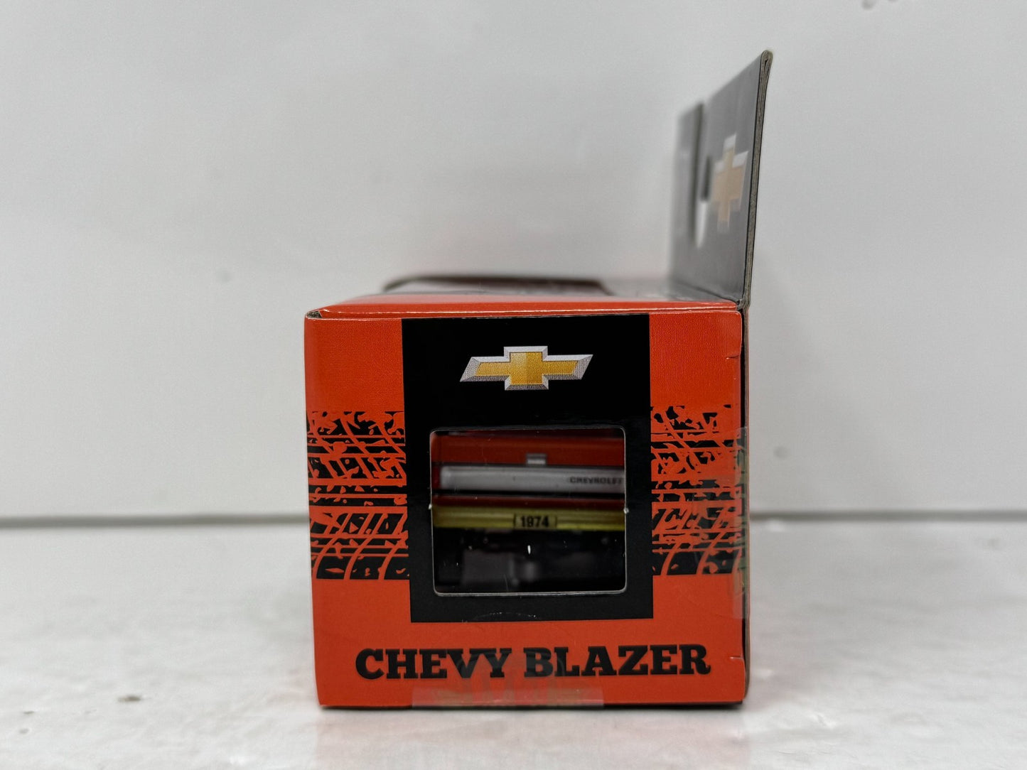 M2 Machines 1974 Chevrolet K5 Blazer 4x4 CHASE 1:64 Diecast