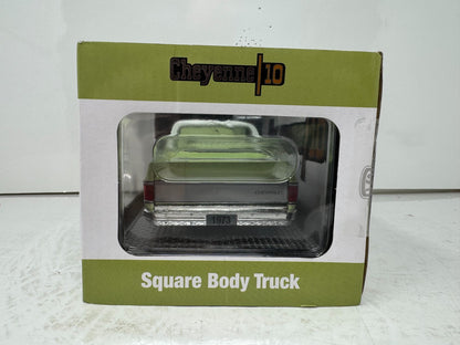 M2 Machines 1973 Chevrolet Cheyenne 10 Square Body Truck 1:24 Diecast