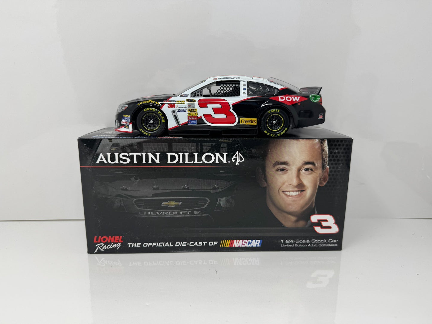 Lionel NASCAR Austin Dillon #3 Dow Automotive 2014 Chevrolet SS 1:24 Diecast