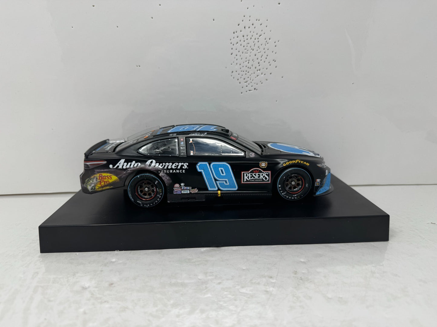 Lionel NASCAR RCCA Elite #19 Martin Truex Jr Darlington Win Camry 1:24 Diecast