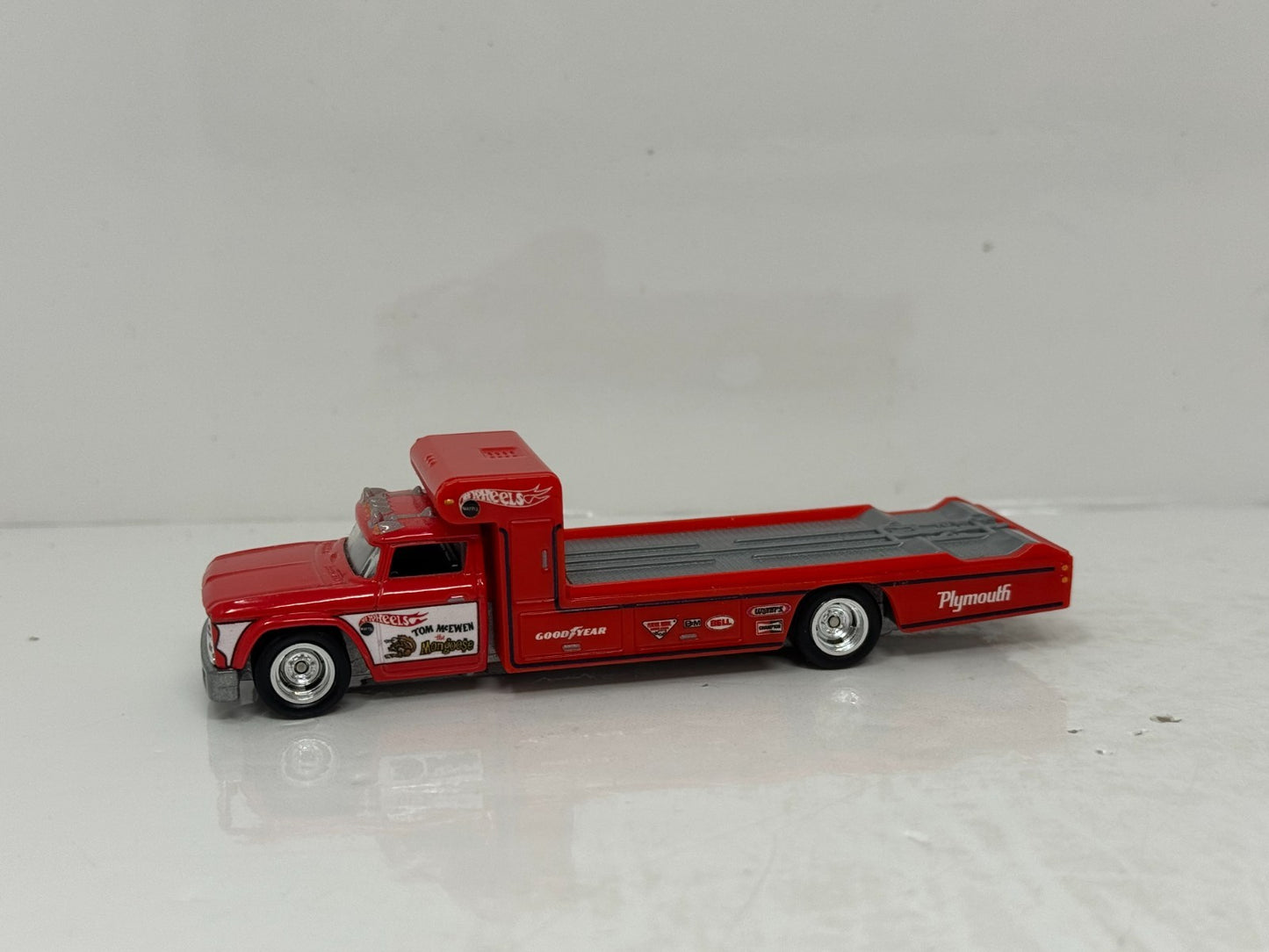 Hot Wheels Premium Team Transport Plymouth Duster & Retro Rig 1:64 Diecast