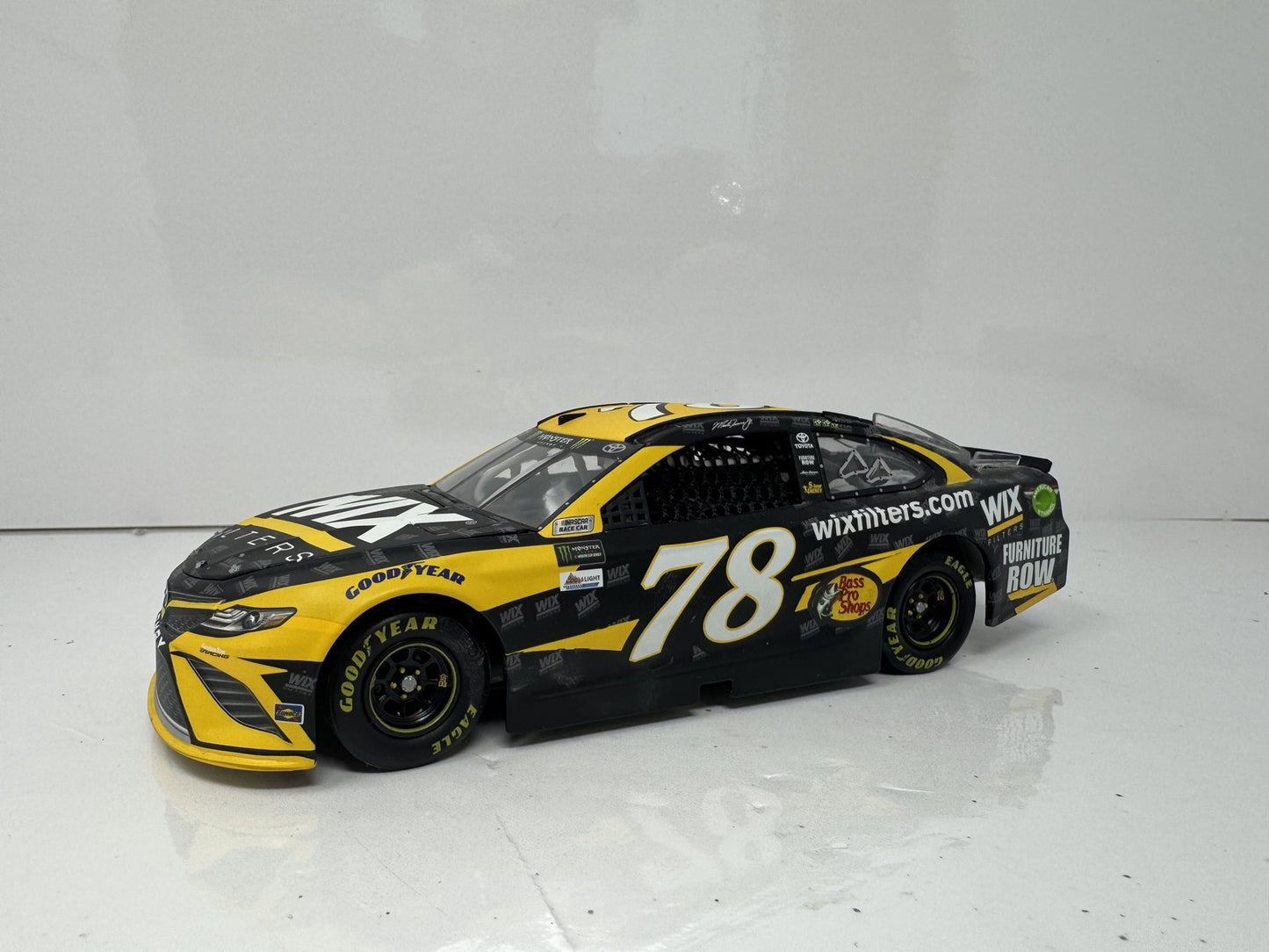 Lionel NASCAR Martin Truex Jr. #78 Wix Filters 2017 Toyota Camry 1:24 Diecast
