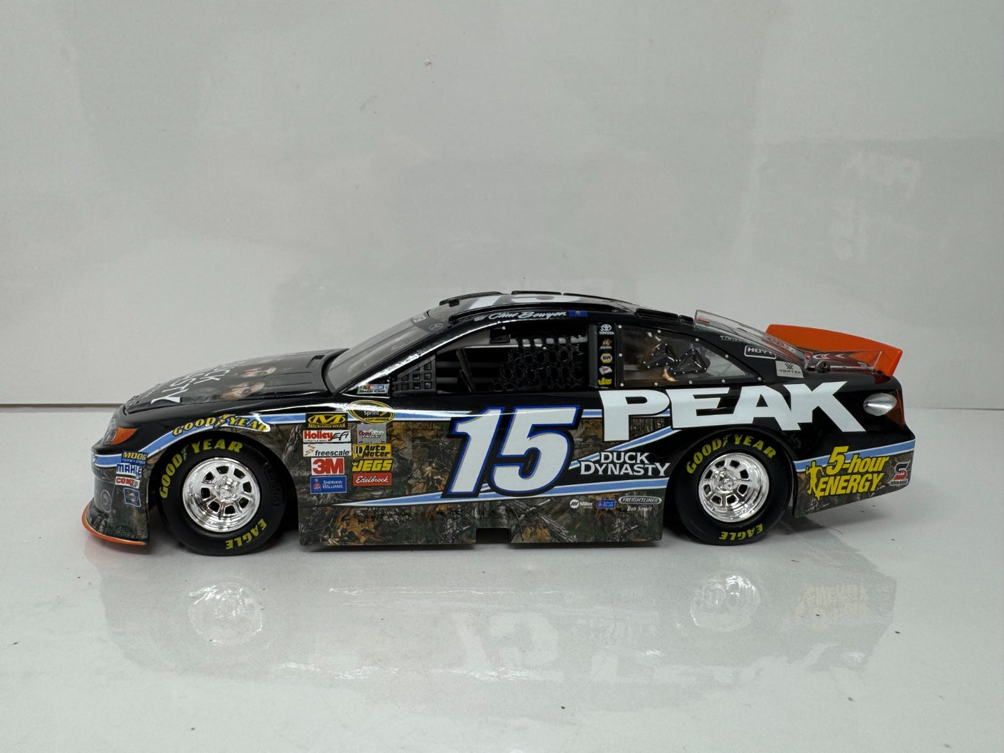 Action NASCAR Clint Bowyer #15 Peak Duck Dynasty 2013 Toyota Camry 1:24 Diecast