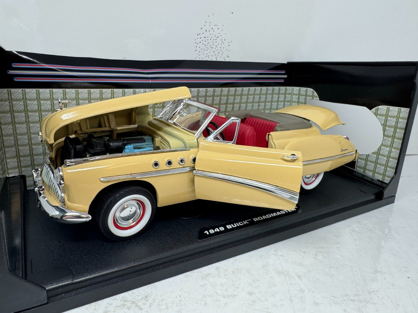 Motormax 1949 Buick Roadmaster Convertible 1:18 Diecast Yellow
