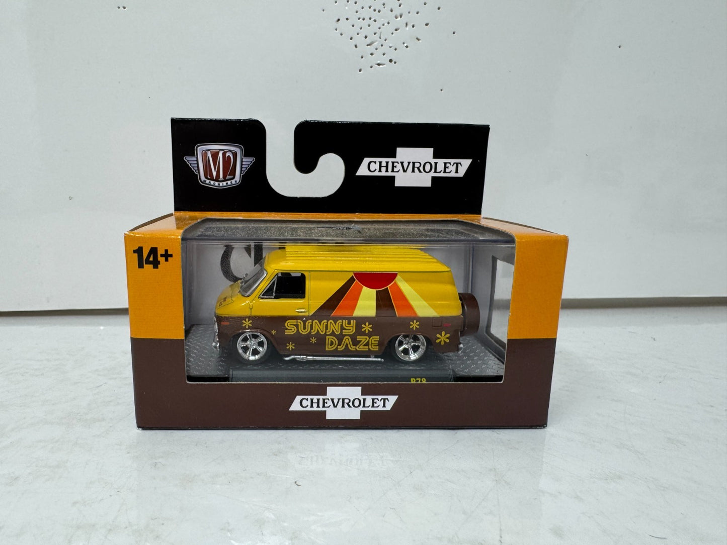 M2 Machines 1971 Chevrolet Van G10 Sunny Daze Custom Van 1:64 Diecast