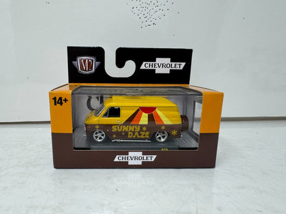 M2 Machines 1971 Chevrolet Van G10 Sunny Daze Custom Van 1:64 Diecast