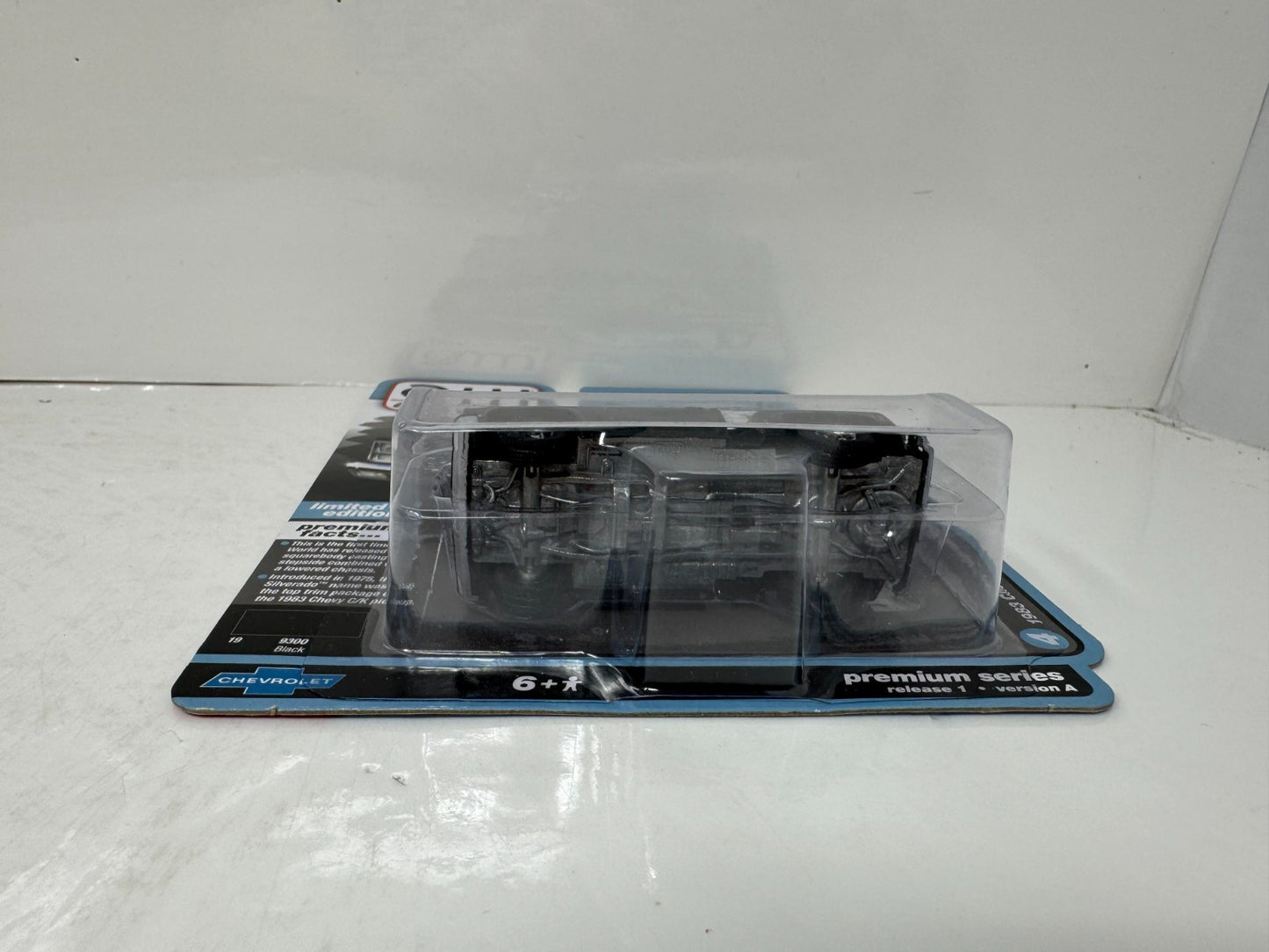 Auto World Muscle Trucks 1983 Chevy Silverado Stepside Black 1:64 Diecast